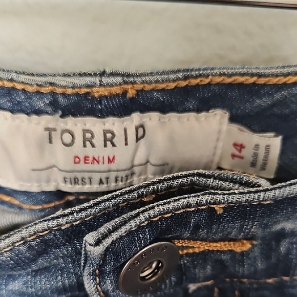 Torrid Classic Blue Summer Denim Cut Off Stretch Shorts Size 14 - Picture 2 of 6